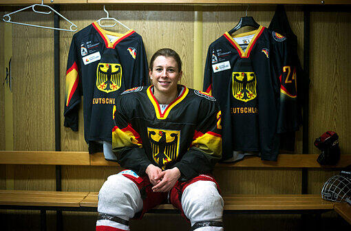 Lisa Schuster, deutsche Fraueneishockey-Nationalspielerin, in einer Umkleide vor dem Training in Berlin.