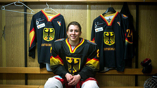 Lisa Schuster, deutsche Fraueneishockey-Nationalspielerin, in einer Umkleide vor dem Training in Berlin. Lisa Schuster, deutsche Fraueneishockey-Nationalspielerin, in einer Umkleide vor dem Training in Berlin.