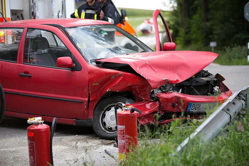 Schwerer Unfall an einer Kreuzung bei Trostberg. Die Bilder vom Feuerwehreinsatz.