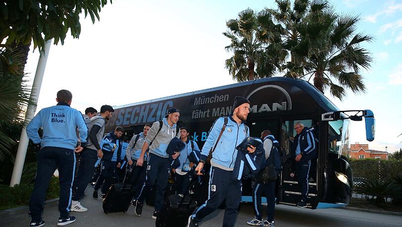 Daniel Adlung und Co. vor dem Mannschaftshotel in Estepona.