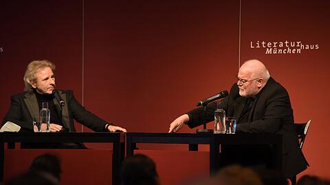 Kardinal Reinhard Marx spricht mit Thomas Gottschalk (li.) im Münchner Literaturhaus über das &bdquo;Der Name Gottes ist Barmherzigkeit&ldquo;, das neue Buch von Papst Franziskus.