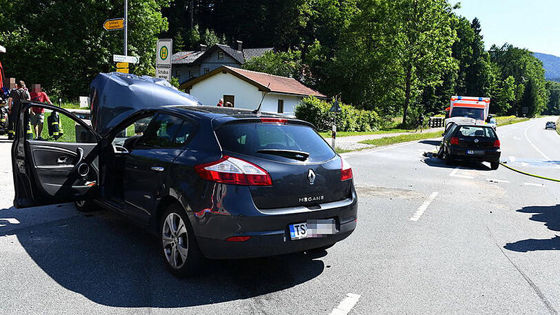 Beide Fahrzeuge sind komplett zerstört, ein Wagen fing nach dem Zusammenstoß sogar Feuer. Die Bilder aus Siegsdorf.