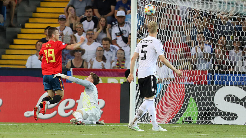 Die Vorentscheidung im EM-Finale: Alexander Nübel wird nach seinem Patzer von Spaniens Dani Olmo (l.) überlupft, es steht 0:2.