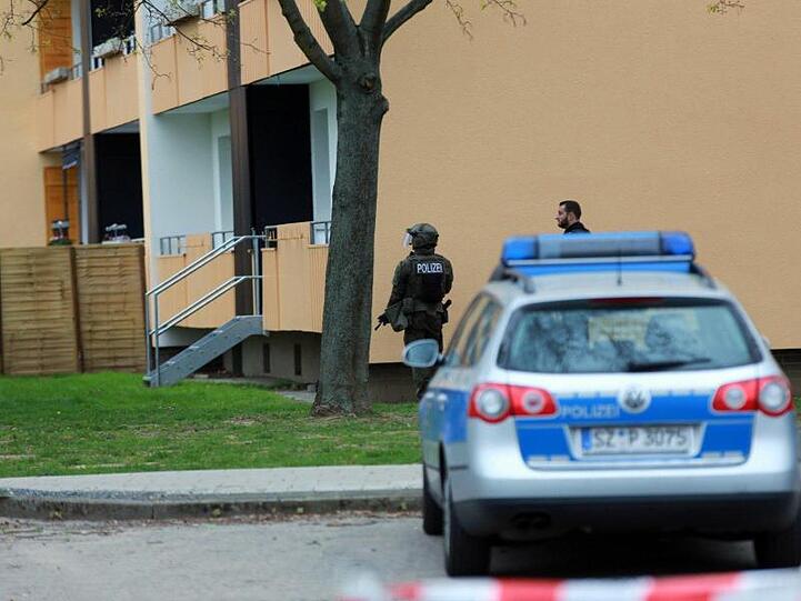 Polizisten sichern das Mehrfamilienhaus im Stadtteil Fredenberg.