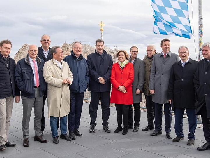 Die 16 Ministerpräsidenten posieren für ein Gruppenfoto auf der Zugspitze.