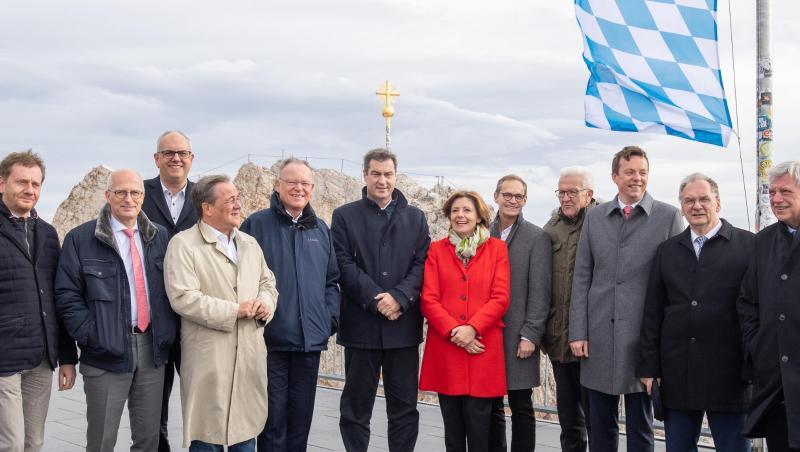 Die 16 Ministerpräsidenten posieren für ein Gruppenfoto auf der Zugspitze. Die 16 Ministerpräsidenten posieren für ein Gruppenfoto auf der Zugspitze.