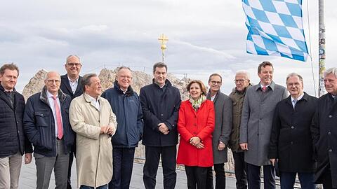 Die 16 Ministerpräsidenten posieren für ein Gruppenfoto auf der Zugspitze.