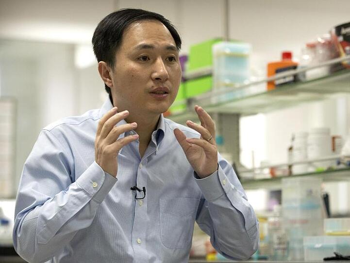 Die Forscher um He Jiankui zielten auf das Gen für den sogenannten CCR5-Rezeptor ab, an den sich HI-Viren für eine Infektion der Zelle anheften.