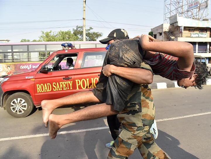 Ein Soldat trägt einen Jungen nach einem Gasunglück an einer Chemiefabrik in Indien.
