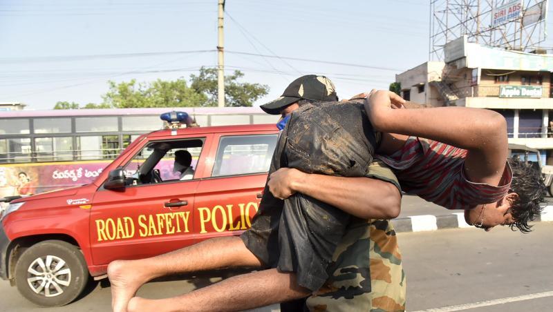 Ein Soldat trägt einen Jungen nach einem Gasunglück an einer Chemiefabrik in Indien. Ein Soldat trägt einen Jungen nach einem Gasunglück an einer Chemiefabrik in Indien.