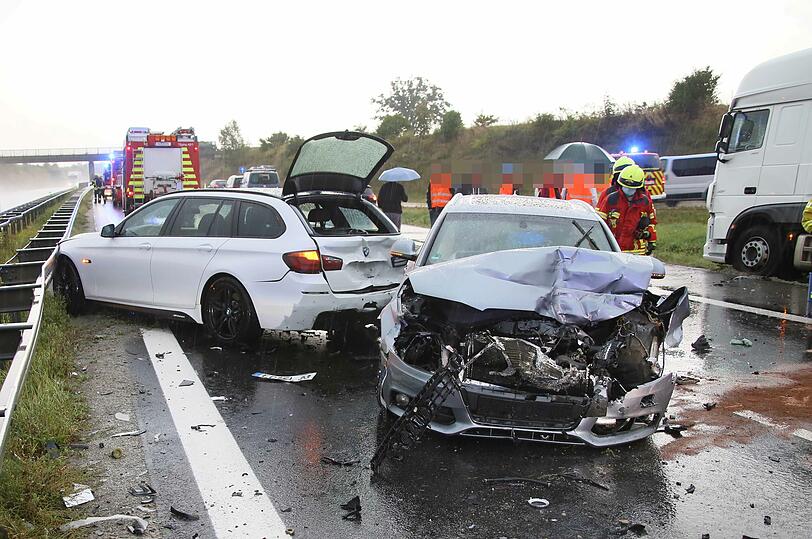 Verkehrsunfall A94 an der AS Töging Richtung Passau mit sechs Pkws und einem Lastwagen.