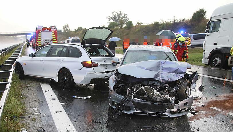Verkehrsunfall A94 an der AS Töging Richtung Passau mit sechs Pkws und einem Lastwagen. Verkehrsunfall A94 an der AS Töging Richtung Passau mit sechs Pkws und einem Lastwagen.