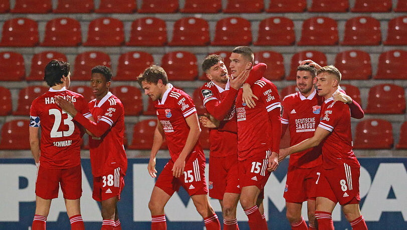 Haben allen Grund zum Jubeln: die Spieler der SpVgg Unterhaching.