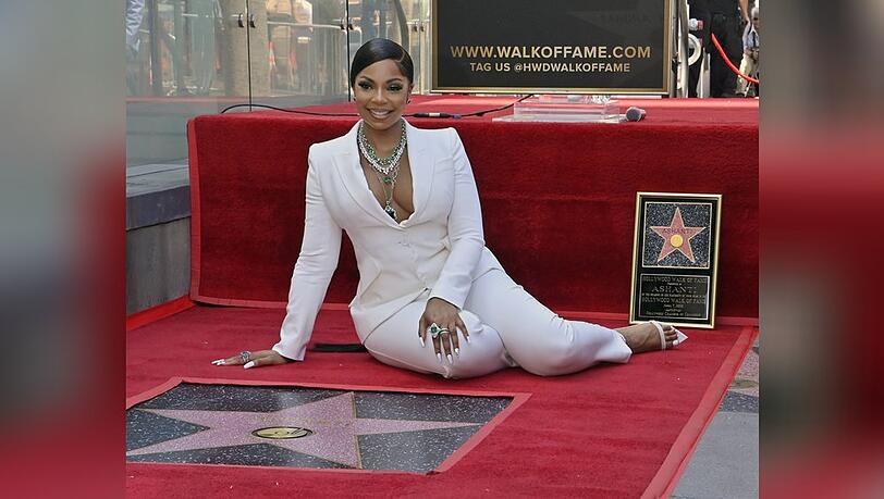 Sängerin Ashanti präsentiert stolz ihren Stern auf dem Hollywood Walk of Fame.