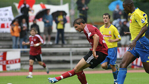 Schon gut in Schuss: Angelos Charisteas trifft in Stainach zum 1:0 gegen Stoke City. Schon gut in Schuss: Angelos Charisteas trifft in Stainach zum 1:0 gegen Stoke City.