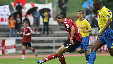 Schon gut in Schuss: Angelos Charisteas trifft in Stainach zum 1:0 gegen Stoke City.