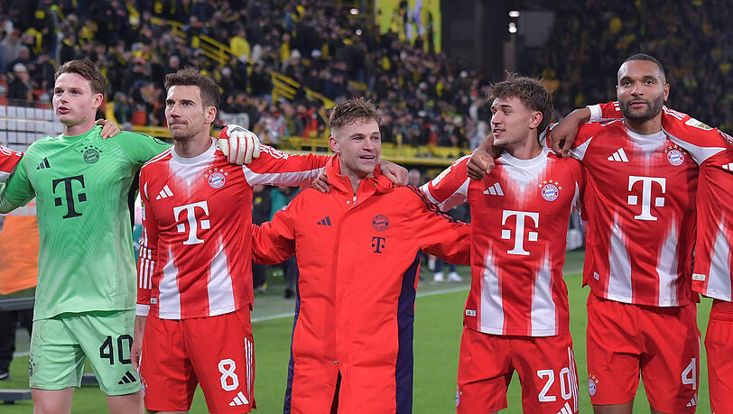 Feierten nach dem Klassiker ausgelassen vor den Fans: Die Bayern um Joshua Kimmich.