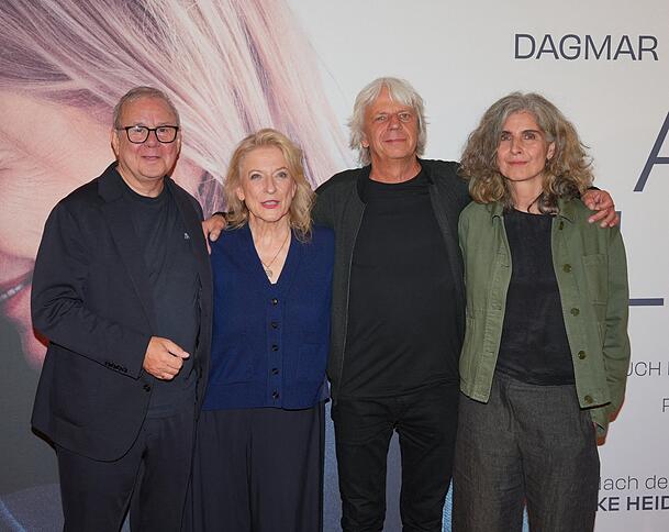 Joachim Krol (l-r) und Dagmar Manzel, Regisseur Andreas Dresen und die Drehbuchautorin Laila Stieler bei der Premiere des Films "Alte Liebe" im Kino International in Berlin.