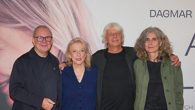 Joachim Krol (l-r) und Dagmar Manzel, Regisseur Andreas Dresen und die Drehbuchautorin Laila Stieler bei der Premiere des Films "Alte Liebe" im Kino International in Berlin. Joachim Krol (l-r) und Dagmar Manzel, Regisseur Andreas Dresen und die Drehbuchautorin Laila Stieler bei der Premiere des Films "Alte Liebe" im Kino International in Berlin.