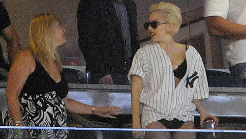 Lady Gaga beim Baseball: Mit Höschen und aufgeknöpftem Shirt Lady Gaga beim Baseball: Mit Höschen und aufgeknöpftem Shirt