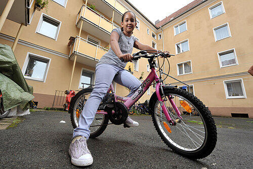 Michelles Fahrrad ist zu klein geworden: Wer der Neunjährigen im Gegenzug 30 Liter laktosefreie Milch spendiert, kann es haben.