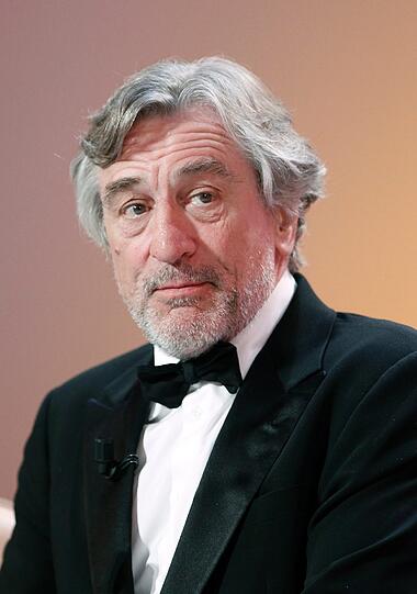 Top: 68 Jahre alt und immer noch begehrt ist Hollywood-Star Robert de Niro. Auch in diesem Jahr erhielt der Schauspieler eine Auszeichnung für sein Lebenswerk und glänzte daneben noch in insgesamt drei Top-Filmen, darunter der aktuelle Streifen "Happy New Year". Wir sagen "Daumen hoch" für so ein Ur-Talent!