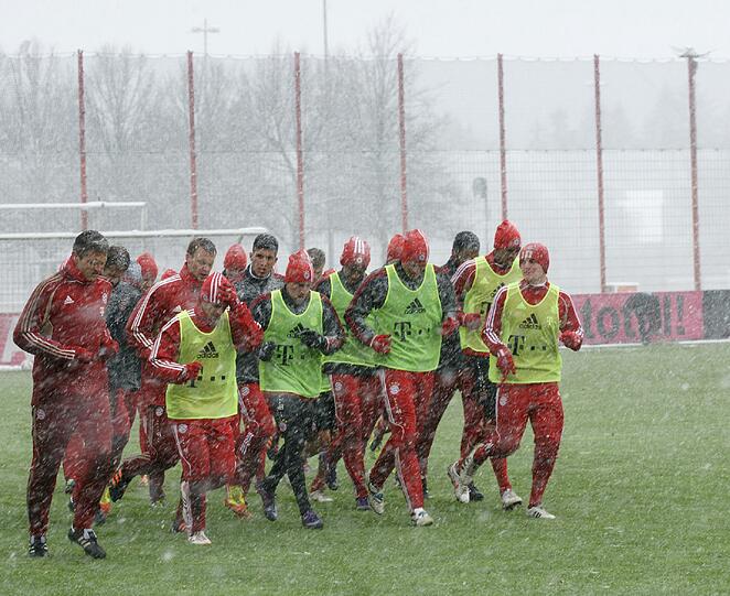 Am Dienstag hatten die Bayern an der Säbener Straße mit den widrigen Schneeverhältnissen zu kämpfen. Das Nachmittagstraining sagte Coach Jupp Heynckes aufgrund des Platzzustandes kurzfristig ab. Bastian Schweinsteiger hatte den Rasen mit erneut auftretenden Knieproblemen bereits zuvor verlassen müssen - die Bilder von der Säbener.