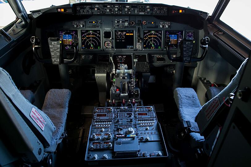 Das Cockpit eines Passagierflugzeugs vom Typ Boeing 737 (Symbolbild)