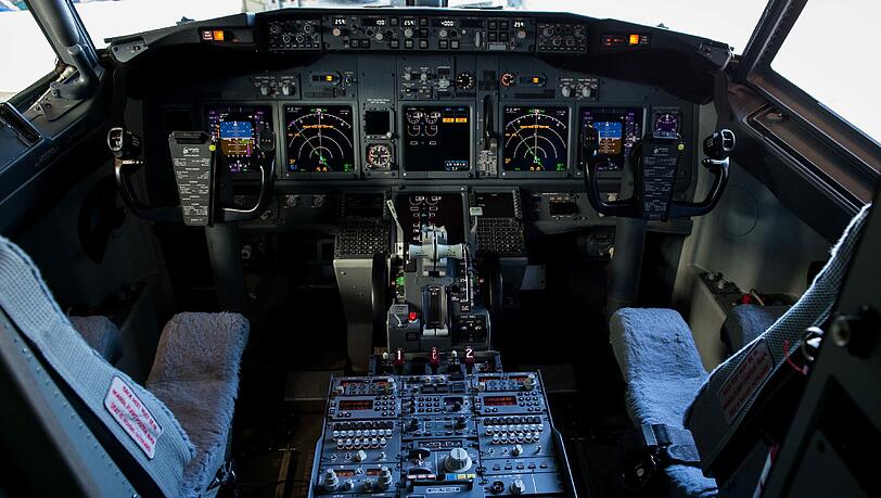 Das Cockpit eines Passagierflugzeugs vom Typ Boeing 737 (Symbolbild) Das Cockpit eines Passagierflugzeugs vom Typ Boeing 737 (Symbolbild)