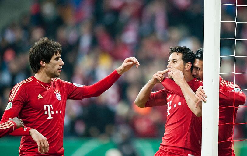 JAVI MARTÍNEZ, NOTE 3:
Auch eine Heynckes-Idee: Der Spanier mal als Innenverteidiger. Ein routinierter Auftritt. Wirkte etwas unterfordert gegen den Zweitligisten, der 40-Millionen-Euro-Mann.
Aussichten: Ab ins zentrale Mittelfeld, das kann er besser.
