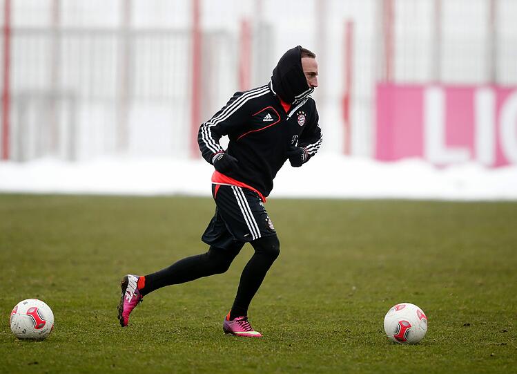 Dick eingepackt läuft Ribéry auf dem Trainingsplatz.