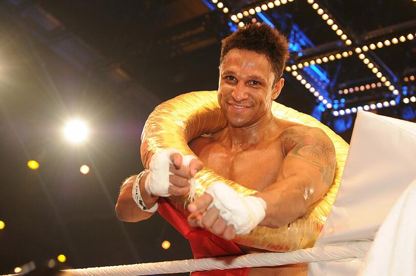 "taff"-Moderator Daniel Aminati jubelt. Er ist der ungeschlagene Meister des Abends - Die Bilder vom großen Sat.1-Promiboxen am Freitagabend.