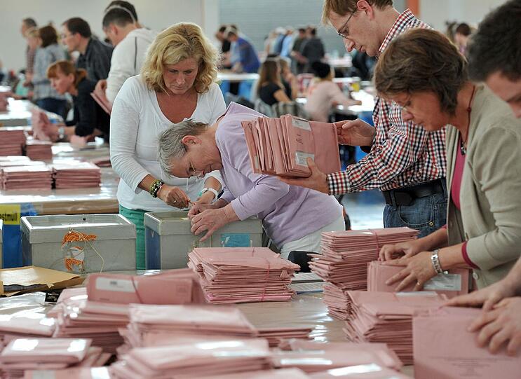 Wahlhelfer sortieren die Umschläge.