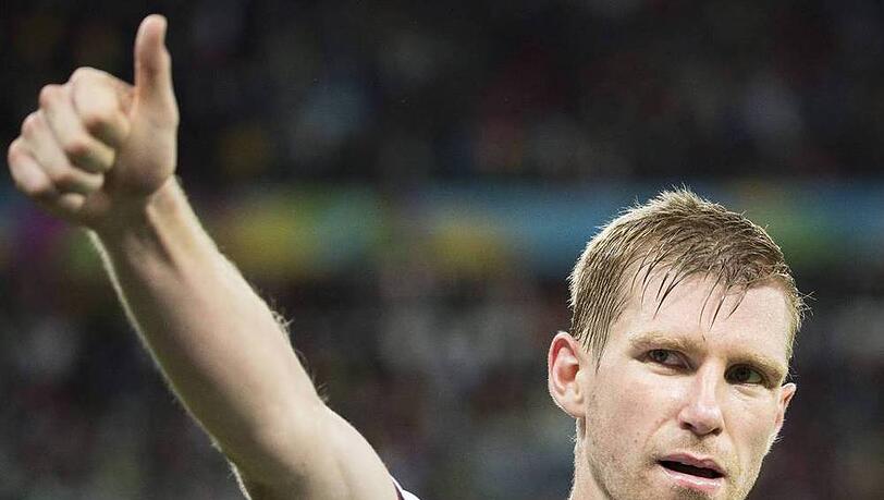 Per Mertesacker

Interviews mit Fußballspielern direkt nach Schlusspfiff sind eigentlich ein großes Ärgernis für alle Beteiligten. Der Spieler hat noch nicht mal Luft geholt, da soll er das Spiel schon analysieren. Weil das natürlich nicht funktionieren kann, flüchtet er sich in nichtssagende Phrasen, was wiederum den Reporter nicht glücklich machen dürfte. Und als TV-Zuschauer regt man sich wahlweise über die aus der Luft gegriffenen Karla-Kolumna-Fragen oder die nichtssagenden Antworten der Sportler auf.

Insofern war am Montagabend ein seltener Moment des Glücks, als Deutschlands Abwehrrecke Per Mertesacker beschloss, aus diesem Schema auszubrechen und ZDF-Reporter Boris Büchler lieber ein berechtigtes "Was wollen Sie jetzt von mir?" an den Kopf zu werfen. Das ganze Gezicke war zwar nicht ganz so schön wie dereinst zwischen Rudi Völler und Waldi Hartmann, aber immer noch mit ausreichend Schmackes, um zwei Tage im Gespräch zu bleiben. Das Netz reagierte hysterisch wie immer, Twitter lief beinahe über und auf Youtube wurde ein Video zum Hit, in dem die launigen Antworten von Mertesacker mit dem bekannten Hip-Hop-Song "Ice, Ice, Baby" von Vanilla Ice gemixt wurden. Behaupte noch einer, Interviews so kurz nach dem Spiel seien sinnlos.
