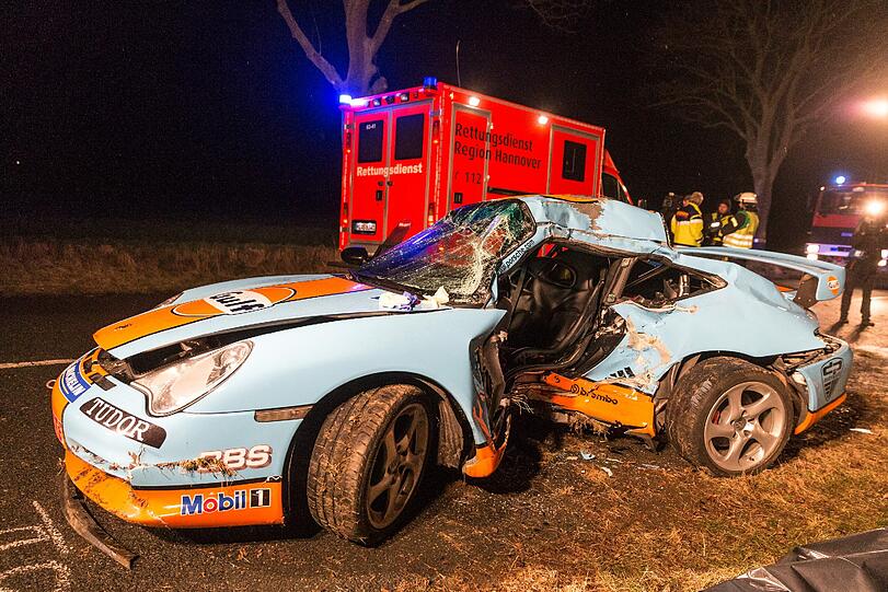 Unfall bei Barsinghausen/Hannover: Ein Porsche knallt gegen einen Baum. Zwei Tote!