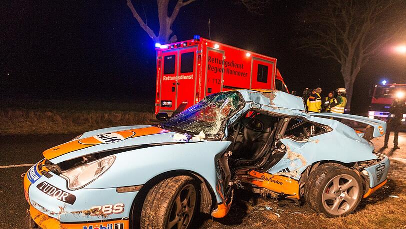 Unfall bei Barsinghausen/Hannover: Ein Porsche knallt gegen einen Baum. Zwei Tote! Unfall bei Barsinghausen/Hannover: Ein Porsche knallt gegen einen Baum. Zwei Tote!