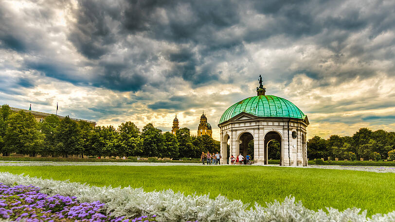 Der Dianatempel immystischen Licht: Die römische Göttin ist im Hofgarten längst zu einer Ur-Münchnerin mutiert.