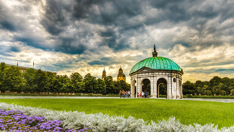 Der Dianatempel immystischen Licht: Die römische Göttin ist im Hofgarten längst zu einer Ur-Münchnerin mutiert. Der Dianatempel immystischen Licht: Die römische Göttin ist im Hofgarten längst zu einer Ur-Münchnerin mutiert.