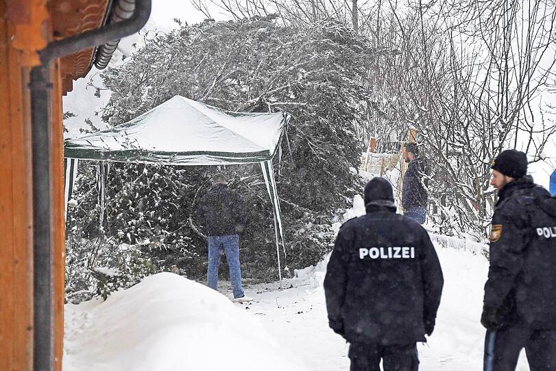 In Trautshofen bei Aying (Landkreis München) ist am Donnerstag einen Buben (9) von einem umstürzenden Baum getötet worden.