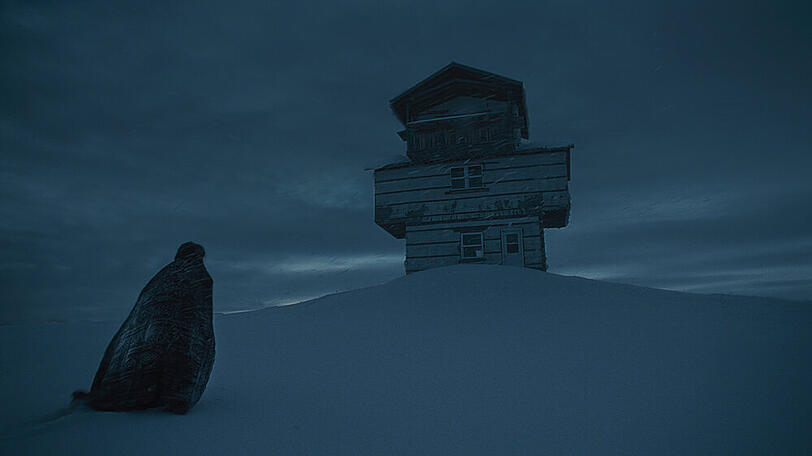 Grace (Riley Keough) auf dem Weg zur Buße durch den Schneesturm