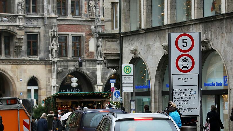 Noch ein Verkehrsknotenpunkt, bald Fußgängerzone. Noch ein Verkehrsknotenpunkt, bald Fußgängerzone.