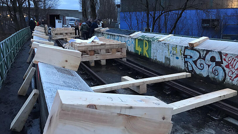 Das ist der "Landeplatz" auf der Brücke. Dort wird die Utting ankern.