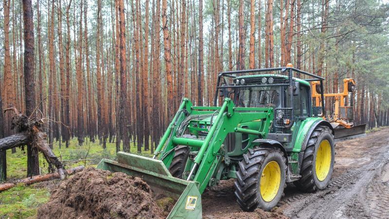 Ein Traktor vom Landesbetrieb Forst Brandenburg arbeitet an der Erschließung eines Waldweges auf dem künftigen Gelände der Tesla-Gigafactory. Ein Traktor vom Landesbetrieb Forst Brandenburg arbeitet an der Erschließung eines Waldweges auf dem künftigen Gelände der Tesla-Gigafactory.