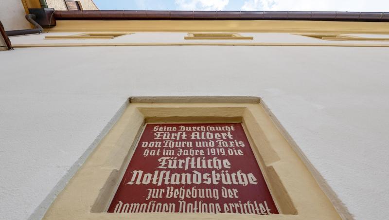 Eine Wandtafel mit einem Text über die Fürstliche Notstandsküche ist am Schloss St. Emmeram eingelassen. Foto: Armin Weigel/Archivbild Eine Wandtafel mit einem Text über die Fürstliche Notstandsküche ist am Schloss St. Emmeram eingelassen. Foto: Armin Weigel/Archivbild