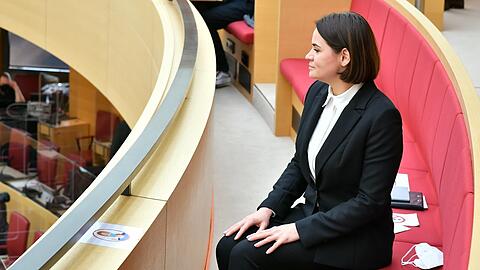 Nach dem Hintergrundgespräch verfolgt Swetlana Tichanowskaja von der Ehrentribüne aus die Debatte im Plenarsaal.