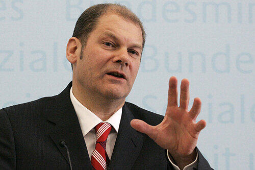 Auf der Pressekonferenz in Berlin teilte Bundesarbeitsminister Olaf Scholz am Montag mit, wieviele Branchen sich für die Einführung eines Mindestlohns ausgesprochen haben.
