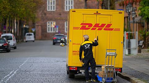 Wer sich seine Pakete bis an die Haust&uuml;r liefern l&auml;sst, soll daf&uuml;r in Zukunft extra bezahlen, sagt der M&uuml;nchner Umweltverein "Green City".