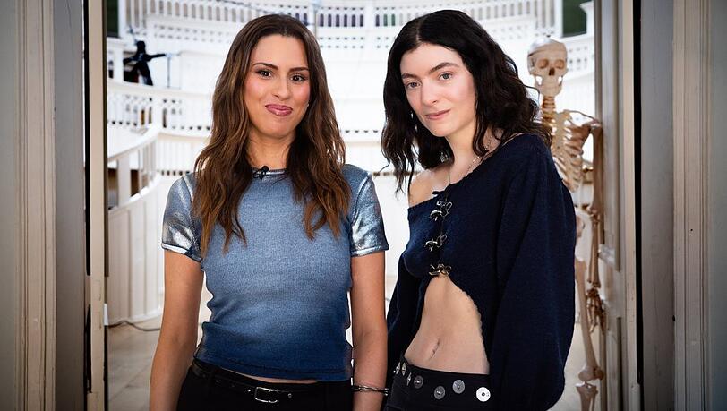 Moderatorin Salwa Houmsi und Sängerin Lorde (r.) treffen in einer neuen "aspekte extra"-Ausgabe aufeinander.