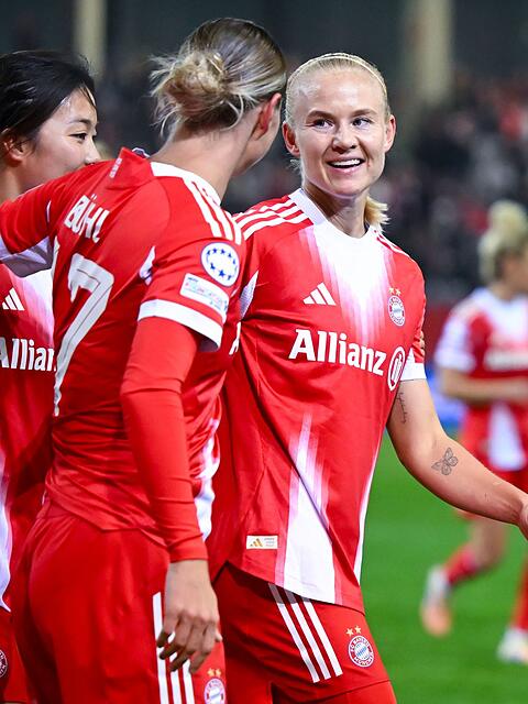 Pernille Harder (r) sorgte mit zwei Toren noch für die Wende beim Bayern-Spiel gegen Atlético Madrid. (Archivbild)