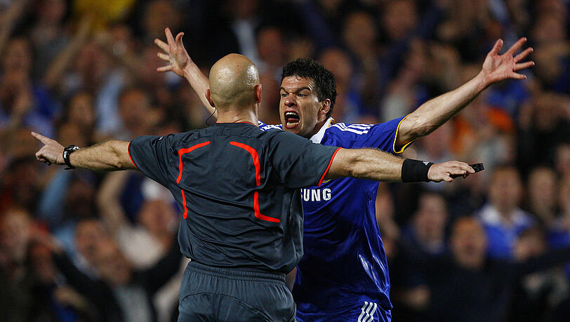 Schiedsrichter Ovrebo verweigert den Elfmeter, Michael Ballack verliert die Nerven. Schiedsrichter Ovrebo verweigert den Elfmeter, Michael Ballack verliert die Nerven.